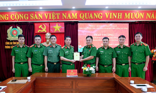 Triệt phá nhóm “siêu lừa”, dùng thủ đoạn mua vàng thật, bán vàng giả cho các cửa hàng tại Ninh Bình - Ảnh 3. Triệt phá nhóm “siêu lừa”, dùng thủ đoạn mua vàng thật, bán vàng giả cho các cửa hàng tại Ninh Bình - Ảnh 3.