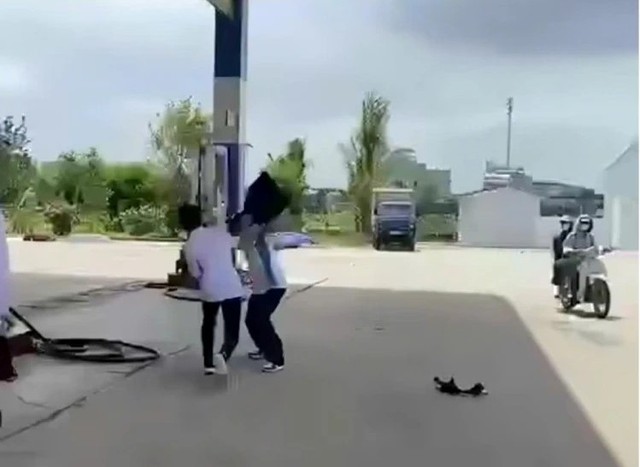 Diễn biến mới nhất vụ nam sinh lớp 12 bị bạn học cùng trường đâm tử vong - Ảnh 1. Diễn biến mới nhất vụ nam sinh lớp 12 bị bạn học cùng trường đâm tử vong - Ảnh 1.