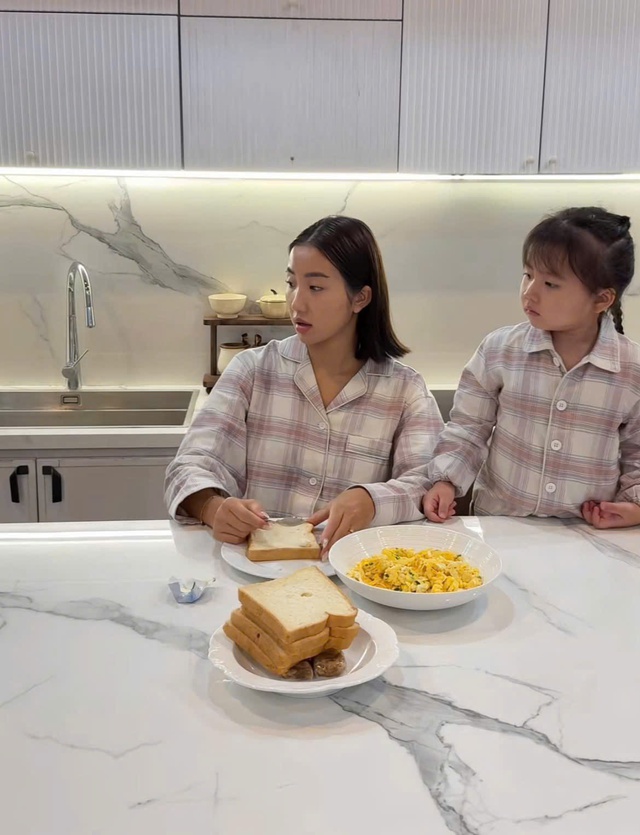 Song sinh thế hệ GenZ: "Đôi bạn thân" Lê Thị Khánh Huyền - bé Sam - Ảnh 4. Những khoảnh khắc như "đôi bạn thân" của hai mẹ con Lê Thị Khánh Huyền - Ảnh 4.