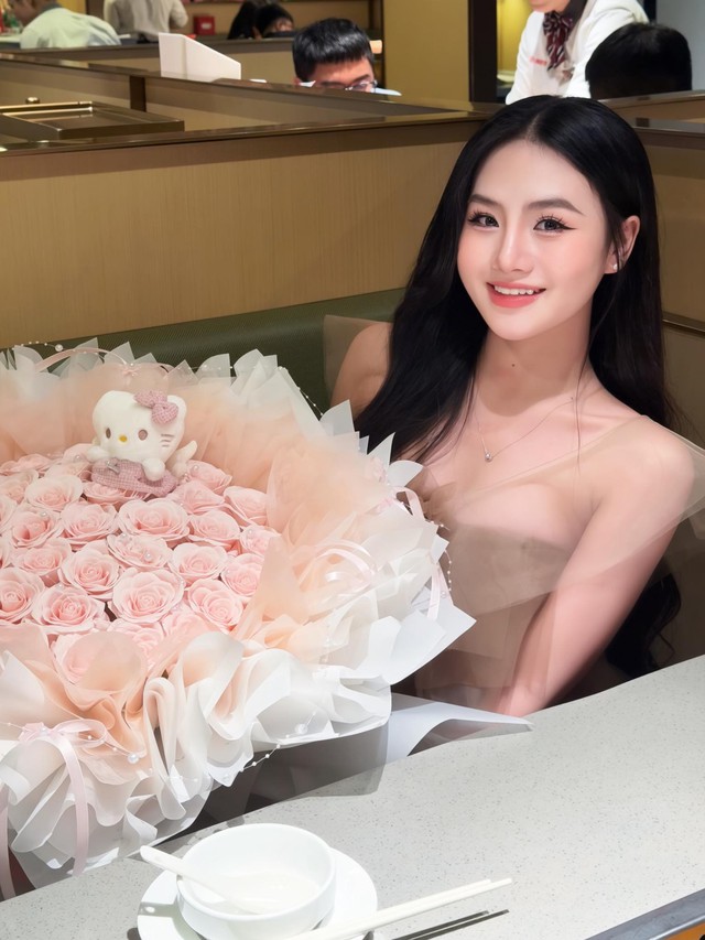Tiết lộ điều ít biết về nữ ca sĩ hát 'Mời trầu' trong lễ nạp tài của Hoa hậu Đỗ Thị Hà và chồng doanh nhân - Ảnh 10. Tiết lộ điều ít biết về nữ ca sĩ hát 'Mời trầu' trong lễ nạp tài của Hoa hậu Đỗ Thị Hà và chồng doanh nhân - Ảnh 10.