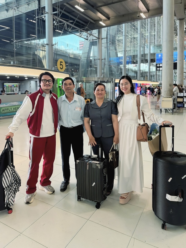 Bố mẹ Hoa hậu Yến Nhi lần đầu ra nước ngòai tiếp lửa Trước chung kết Miss Grand International 2025 - Ảnh 2. Bố mẹ Hoa hậu Yến Nhi lần đầu ra nước ngòai tiếp lửa Trước chung kết Miss Grand International 2025 - Ảnh 2.