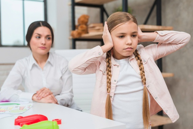 Khi thấy con có những biểu hiện ích kỷ và vô cảm: Hãy làm ngay 3 điều này trước khi quá muộn! - Ảnh 2.