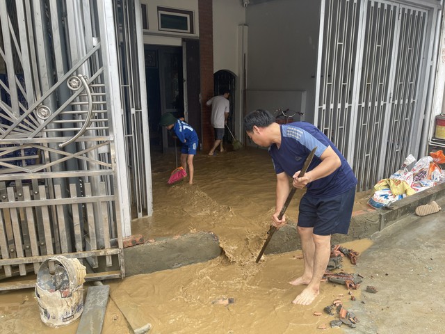 Cách vệ sinh nhà cửa sau bão lũ nhanh chóng, hiệu quả - Ảnh 1.