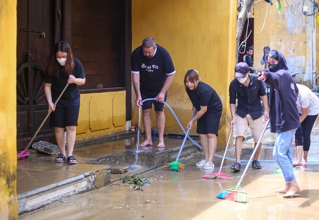 Cách vệ sinh nhà cửa sau bão lũ nhanh chóng, hiệu quả - Ảnh 3.