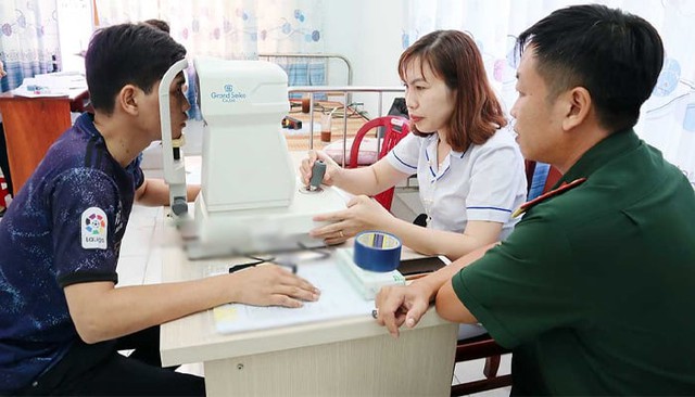 Nghĩa vụ quân sự 2026: Trường hợp bị loạn thị có được nhập ngũ?  - Ảnh 2.