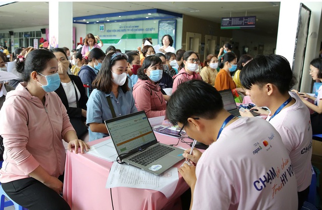 “Chạm sẻ chia, trao hy vọng 2025” lan tỏa hành trình vì sức khỏe phụ nữ Việt - Ảnh 2. “Chạm sẻ chia, trao hy vọng 2025” lan tỏa hành trình vì sức khỏe phụ nữ Việt - Ảnh 2.