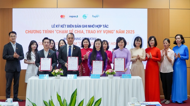 “Chạm sẻ chia, trao hy vọng 2025” lan tỏa hành trình vì sức khỏe phụ nữ Việt - Ảnh 2. “Chạm sẻ chia, trao hy vọng 2025” lan tỏa hành trình vì sức khỏe phụ nữ Việt - Ảnh 2.
