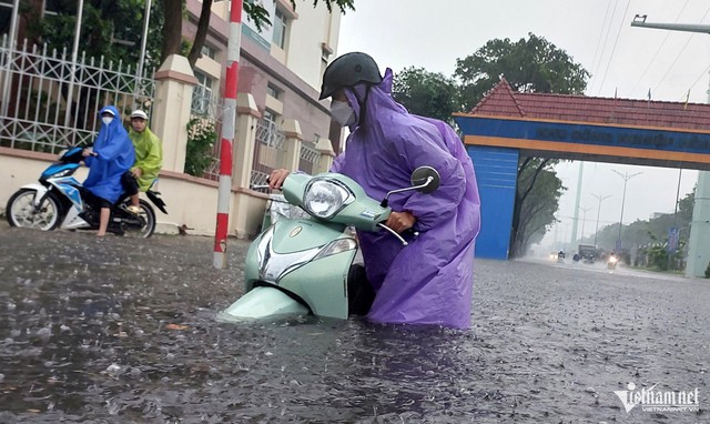 Tin sáng 21/10: Bão số 12 'gặp' không khí lạnh, nhận định tâm điểm mưa lũ rất lớn ở miền Trung; Công an cảnh báo tới tất cả người dân khi quét mã QR - Ảnh 2. Tin sáng 21/10: Bão số 12 'gặp' không khí lạnh, nhận định tâm điểm mưa lũ rất lớn ở miền Trung; Công an cảnh báo tới tất cả người dân khi quét mã QR - Ảnh 2.