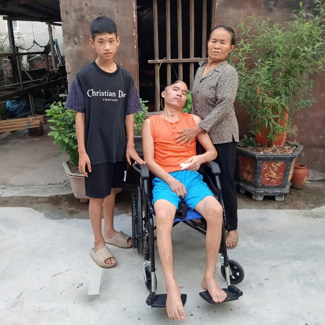 MS 1042: Xót xa hoàn cảnh người đàn ông đơn thân chăm mẹ già và con nhỏ gặp tai nạn nghiêm trọng cần tiền ghép sọ não - Ảnh 3. MS 1042: Xót xa hoàn cảnh người đàn ông đơn thân chăm mẹ già và con nhỏ gặp tai nạn nghiêm trọng cần tiền ghép sọ não - Ảnh 3.