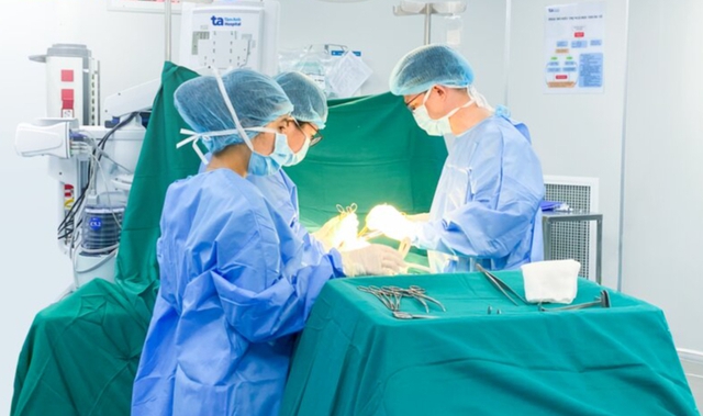 Người phụ nữ bị rò rỉ, vỡ túi ngực sau 14 năm nâng ngực: Túi ngực có thời hạn được bao lâu? - Ảnh 1. Người phụ nữ bị rò rỉ, vỡ túi ngực sau 14 năm nâng ngực: Túi ngực có thời hạn được bao lâu? - Ảnh 1.