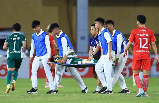 Thủ môn Bùi Tiến Dũng đứt dây chằng đầu gối, chấn thương anh gặp phải sẽ mất bao lâu để hồi phục? - Ảnh 1. Thủ môn Bùi Tiến Dũng đứt dây chằng đầu gối, chấn thương anh gặp phải sẽ mất bao lâu để hồi phục? - Ảnh 1.