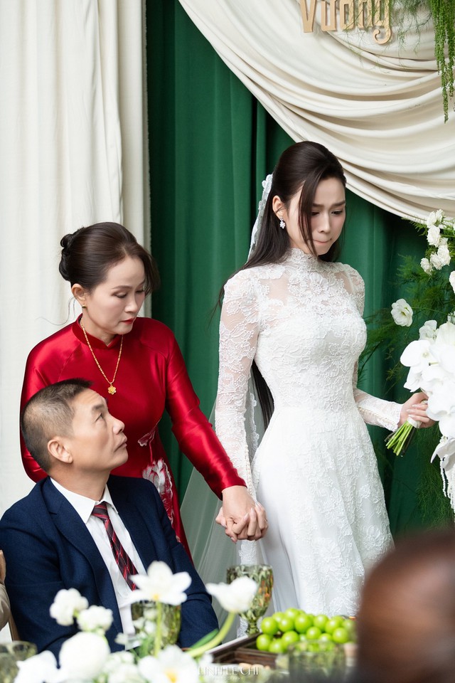 Mẹ Hoa hậu Đỗ Thị Hà rơi nước mắt tiễn con gái lên xe hoa - Ảnh 2. Mẹ Hoa hậu Đỗ Thị Hà rơi nước mắt tiễn con gái lên xe hoa - Ảnh 2.