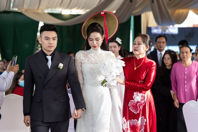 Mẹ Hoa hậu Đỗ Thị Hà rơi nước mắt tiễn con gái lên xe hoa - Ảnh 3. Mẹ Hoa hậu Đỗ Thị Hà rơi nước mắt tiễn con gái lên xe hoa - Ảnh 3.