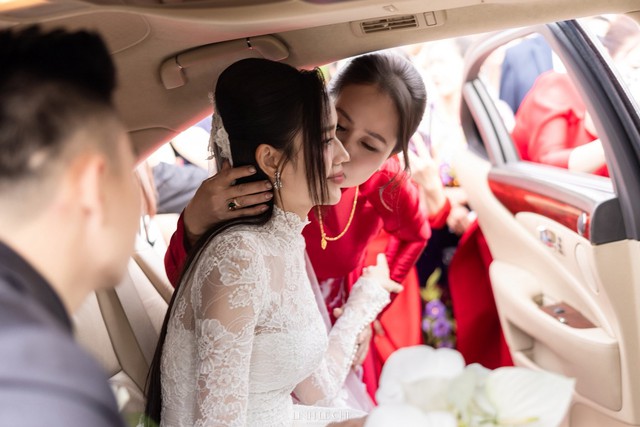 Mẹ Hoa hậu Đỗ Thị Hà rơi nước mắt tiễn con gái lên xe hoa - Ảnh 4. Mẹ Hoa hậu Đỗ Thị Hà rơi nước mắt tiễn con gái lên xe hoa - Ảnh 4.