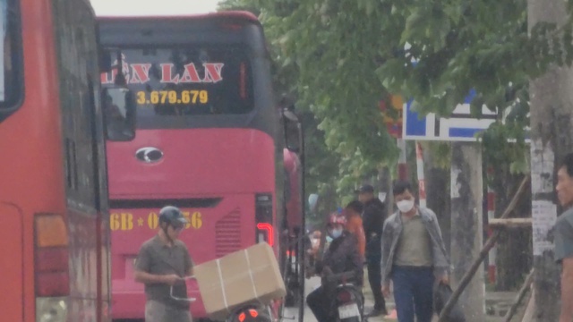 Hỗn loạn tại bến xe Giáp Bát: Nguy cơ tai nạn giao thông từ Xe khách dừng sai quy định - Ảnh 3.