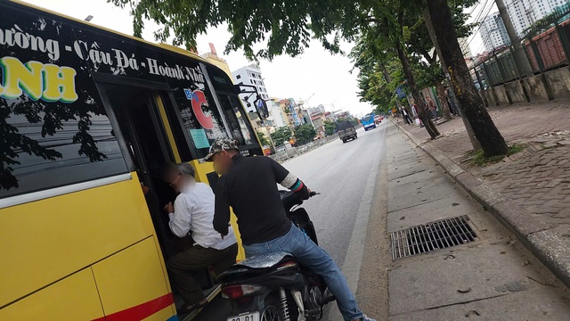 Hỗn loạn tại bến xe Giáp Bát: Nguy cơ tai nạn giao thông từ Xe khách dừng sai quy định - Ảnh 4.