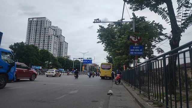 Hỗn loạn tại bến xe Giáp Bát: Nguy cơ tai nạn giao thông từ Xe khách dừng sai quy định - Ảnh 2.