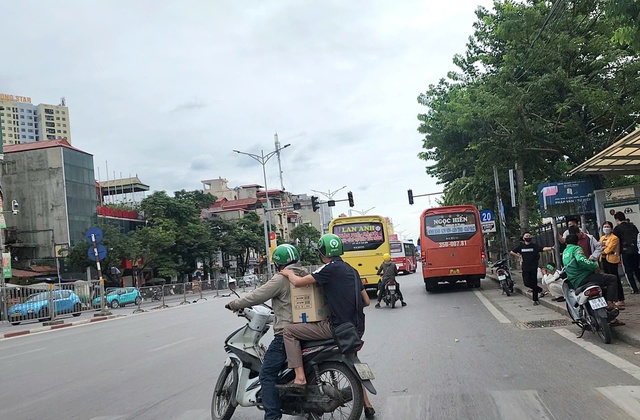 Hỗn loạn tại bến xe Giáp Bát: Nguy cơ tai nạn giao thông từ Xe khách dừng sai quy định - Ảnh 9.