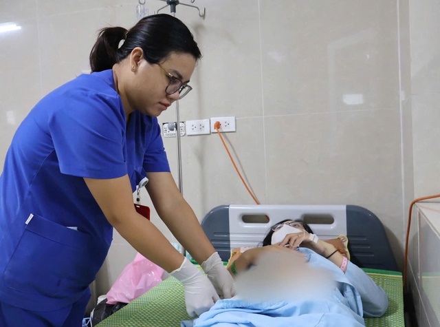 Phẫu thuật cứu sản phụ 45 tuổi vỡ u xơ tử cung khi mang thai 29 tuần ở Ninh Bình - Ảnh 1.