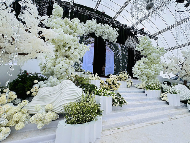Lễ cưới Đỗ Thị Hà rạng rỡ giữa bão số 12 cùng doanh nhân Nguyễn Viết Vương - Ảnh 2. Lễ cưới Đỗ Thị Hà rạng rỡ giữa bão số 12 cùng doanh nhân Nguyễn Viết Vương - Ảnh 2.