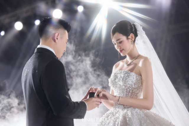 Đỗ Thị Hà rạng rỡ trong lễ cưới cổ tích cùng chồng doanh nhân giữa trời mưa bão - Ảnh 7. Đỗ Thị Hà rạng rỡ trong lễ cưới cổ tích cùng chồng doanh nhân giữa trời mưa bão - Ảnh 7.