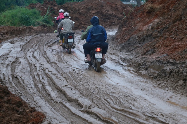 Nhiều tuyến đường liên xã ở Thái Nguyên sạt lở, người dân vượt qua nguy hiểm - Ảnh 6. Nhiều tuyến đường liên xã ở Thái Nguyên sạt lở, người dân vượt qua nguy hiểm - Ảnh 6.