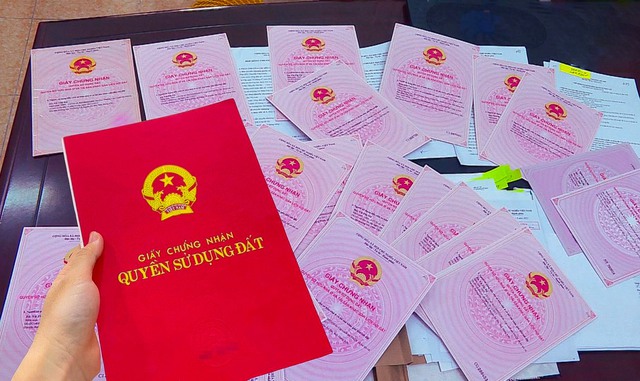 Người dân ‘nhanh chóng’ nộp sổ đỏ, nhưng Chiến dịch làm giàu, làm sạch dữ liệu Quốc gia về đất đai vẫn còn nhiều rào cản - Ảnh 1. Người dân ‘nhanh chóng’ nộp sổ đỏ, nhưng Chiến dịch làm giàu, làm sạch dữ liệu Quốc gia về đất đai vẫn còn nhiều rào cản - Ảnh 1.