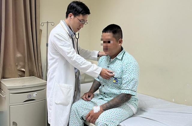 Thanh niên 30 tuổi đang khỏe mạnh bất ngờ đột quỵ khi chơi bóng đá: Bác sĩ hé lộ nguyên nhân - Ảnh 2. Thanh niên 30 tuổi đang khỏe mạnh bất ngờ đột quỵ khi chơi bóng đá: Bác sĩ hé lộ nguyên nhân - Ảnh 2.