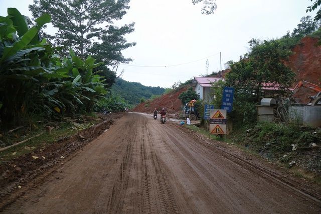 Nhiều tuyến đường liên xã ở Thái Nguyên sạt lở, người dân vượt qua nguy hiểm - Ảnh 5. Nhiều tuyến đường liên xã ở Thái Nguyên sạt lở, người dân vượt qua nguy hiểm - Ảnh 5.