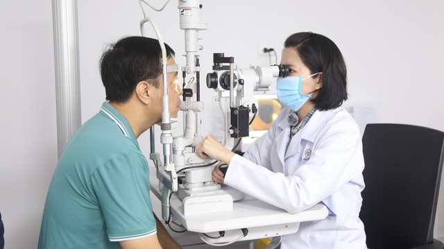 Nam bệnh nhân 44 tuổi ở Ninh Bình bị pháo nổ trúng mắt đã tìm lại được thị lực - Ảnh 4. Nam bệnh nhân 44 tuổi ở Ninh Bình bị pháo nổ trúng mắt đã tìm lại được thị lực - Ảnh 4.