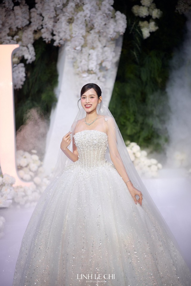 'Cô dâu nghìn tỷ' Đỗ Thị Hà khoe sắc trong 4 bộ váy cưới đẳng cấp, sang chảnh - Ảnh 6. 'Cô dâu nghìn tỷ' Đỗ Thị Hà khoe sắc trong 4 bộ váy cưới đẳng cấp, sang chảnh - Ảnh 6.