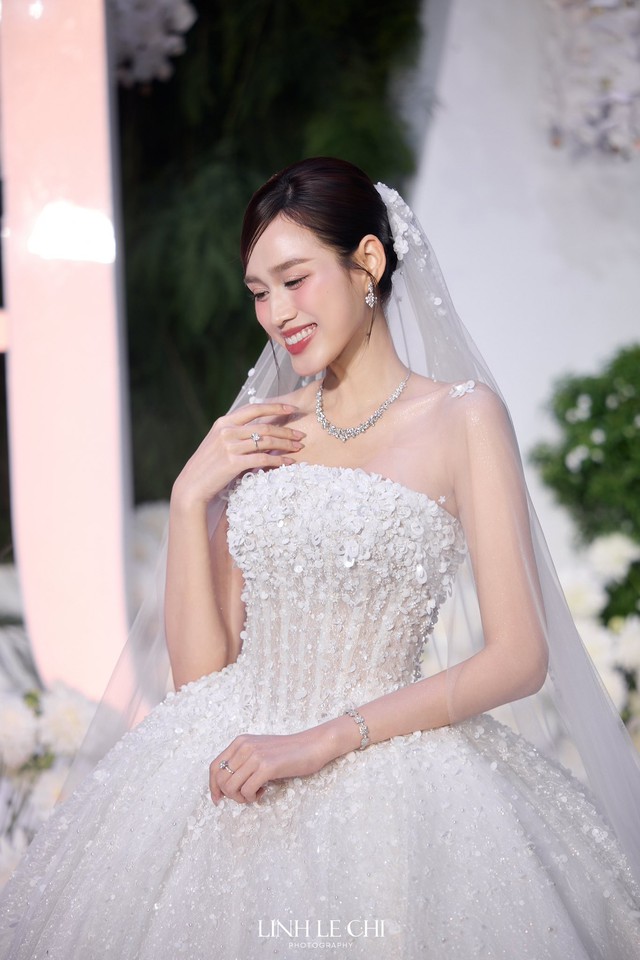 'Cô dâu nghìn tỷ' Đỗ Thị Hà khoe sắc trong 4 bộ váy cưới đẳng cấp, sang chảnh - Ảnh 7. 'Cô dâu nghìn tỷ' Đỗ Thị Hà khoe sắc trong 4 bộ váy cưới đẳng cấp, sang chảnh - Ảnh 7.