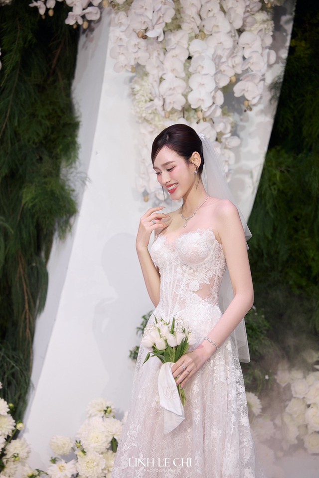 'Cô dâu nghìn tỷ' Đỗ Thị Hà khoe sắc trong 4 bộ váy cưới đẳng cấp, sang chảnh - Ảnh 9. 'Cô dâu nghìn tỷ' Đỗ Thị Hà khoe sắc trong 4 bộ váy cưới đẳng cấp, sang chảnh - Ảnh 9.