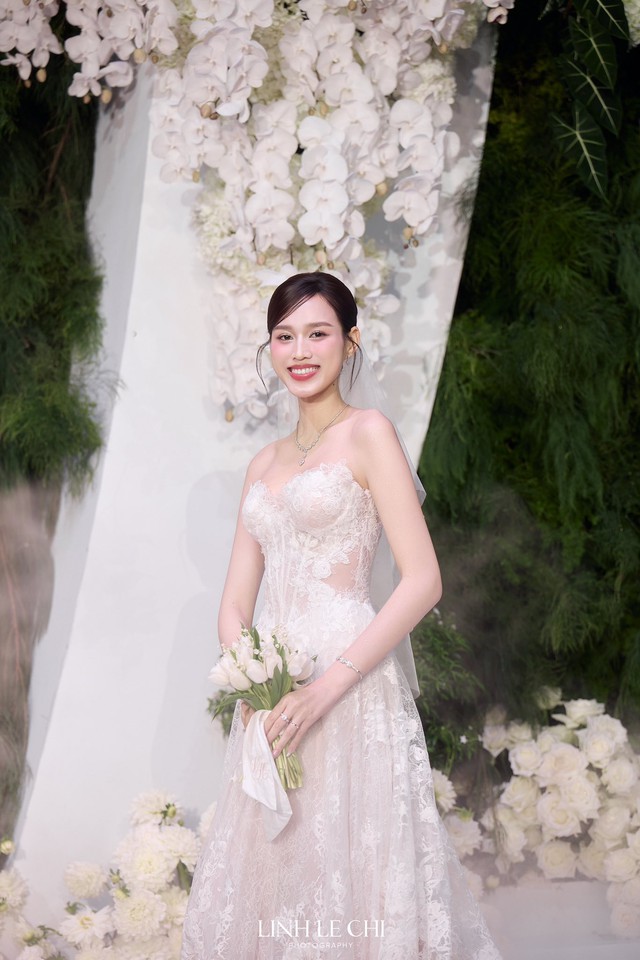 'Cô dâu nghìn tỷ' Đỗ Thị Hà khoe sắc trong 4 bộ váy cưới đẳng cấp, sang chảnh - Ảnh 10. 'Cô dâu nghìn tỷ' Đỗ Thị Hà khoe sắc trong 4 bộ váy cưới đẳng cấp, sang chảnh - Ảnh 10.