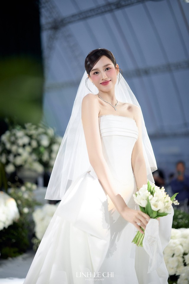 'Cô dâu nghìn tỷ' Đỗ Thị Hà khoe sắc trong 4 bộ váy cưới đẳng cấp, sang chảnh - Ảnh 4. 'Cô dâu nghìn tỷ' Đỗ Thị Hà khoe sắc trong 4 bộ váy cưới đẳng cấp, sang chảnh - Ảnh 4.