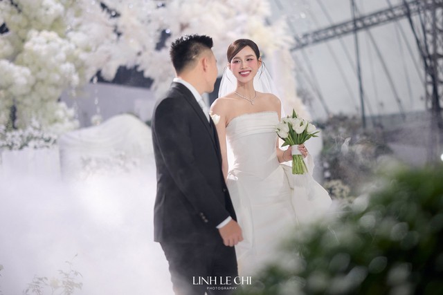 'Cô dâu nghìn tỷ' Đỗ Thị Hà khoe sắc trong 4 bộ váy cưới đẳng cấp, sang chảnh - Ảnh 5. 'Cô dâu nghìn tỷ' Đỗ Thị Hà khoe sắc trong 4 bộ váy cưới đẳng cấp, sang chảnh - Ảnh 5.