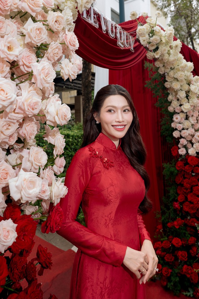 Á hậu Chế Nguyễn Quỳnh Châu rạng rỡ trong lễ vu quy - Ảnh 2. Á hậu Chế Nguyễn Quỳnh Châu rạng rỡ trong lễ vu quy - Ảnh 2.