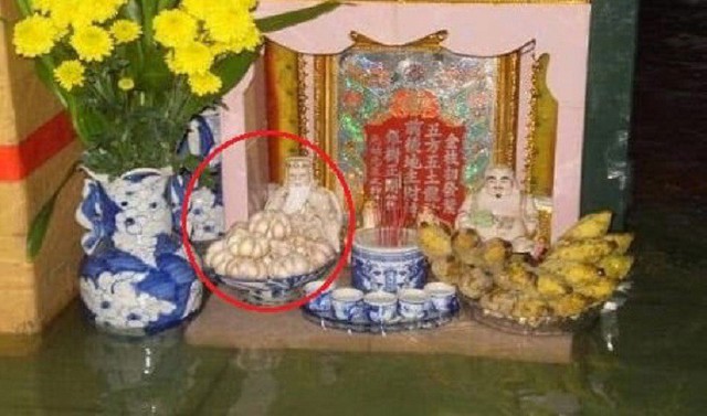 Có nên để tỏi trên bàn thờ Thần tài để chiêu lộc không? - Ảnh 2. Có nên để tỏi trên bàn thờ Thần tài để chiêu lộc không? - Ảnh 2.