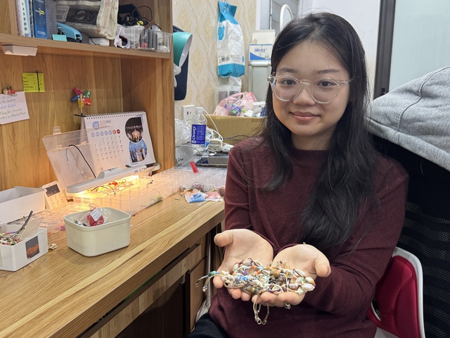 Biến đôi tay khéo léo thành 'vốn liếng': Quà tặng handmade thành nghề hot của nhiều sinh viên - Ảnh 1. Biến đôi tay khéo léo thành 'vốn liếng': Quà tặng handmade thành nghề hot của nhiều sinh viên - Ảnh 1.