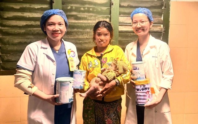 Bé 5 ngày tuổi thủng dạ dày, nhiễm khuẩn huyết nặng vì... ăn cơm - Ảnh 1.