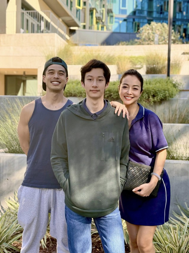 Con trai Jennifer Phạm được mẹ và cậu đưa đi chọn trường Đại học - Ảnh 3. Con trai Jennifer Phạm được mẹ và cậu đưa đi chọn trường Đại học - Ảnh 3.