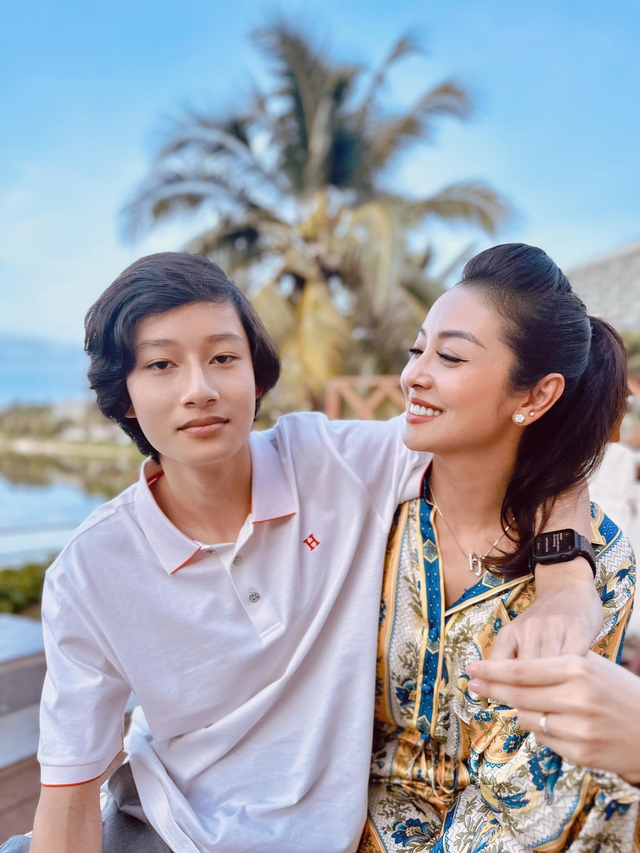 Con trai Jennifer Phạm được mẹ và cậu đưa đi chọn trường Đại học - Ảnh 8. Con trai Jennifer Phạm được mẹ và cậu đưa đi chọn trường Đại học - Ảnh 8.