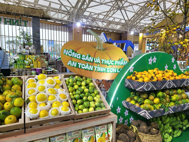 Người tiêu dùng ưu tiên nông sản xanh , sạch tại Hội chợ Mùa Thu 2025 - Ảnh 3. Người tiêu dùng ưu tiên nông sản xanh , sạch tại Hội chợ Mùa Thu 2025 - Ảnh 3.