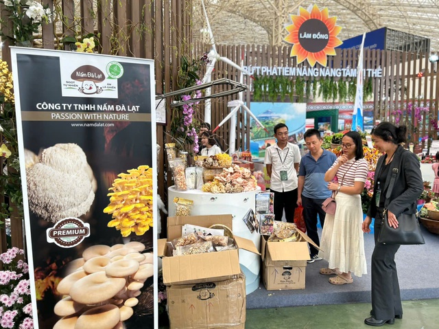 Người tiêu dùng ưu tiên nông sản xanh , sạch tại Hội chợ Mùa Thu 2025 - Ảnh 4. Người tiêu dùng ưu tiên nông sản xanh , sạch tại Hội chợ Mùa Thu 2025 - Ảnh 4.