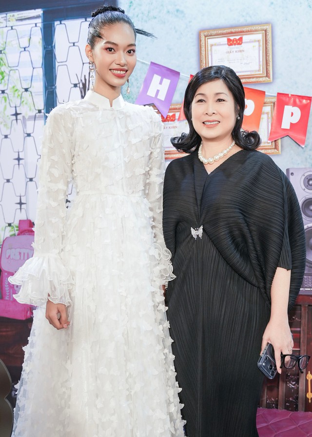 Mai Hoa tự tin thể hiện phong cách thời trang Sau đăng quang Vietnam ’ s Next Top Model 2025 - Ảnh 8. Mai Hoa tự tin thể hiện phong cách thời trang Sau đăng quang Vietnam ’ s Next Top Model 2025 - Ảnh 8.