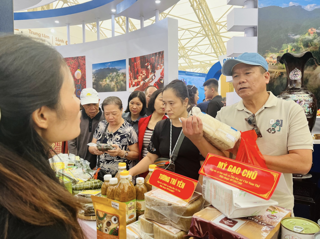 Người tiêu dùng ưu tiên nông sản xanh , sạch tại Hội chợ Mùa Thu 2025 - Ảnh 2. Người tiêu dùng ưu tiên nông sản xanh , sạch tại Hội chợ Mùa Thu 2025 - Ảnh 2.