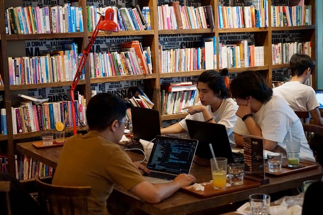 Quán cafe hay “văn phòng tự do” của người trẻ? - Ảnh 1. Quán cafe hay “văn phòng tự do” của người trẻ? - Ảnh 1.