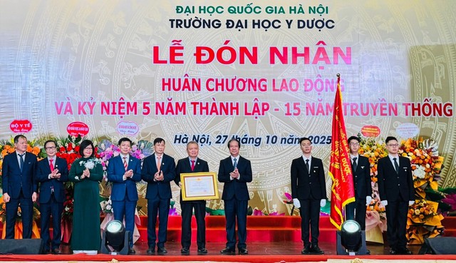 Trường Đại học Y Dược nhận Huân chương Lao động hạng Ba  - Ảnh 1. Trường Đại học Y Dược nhận Huân chương Lao động hạng Ba  - Ảnh 1.