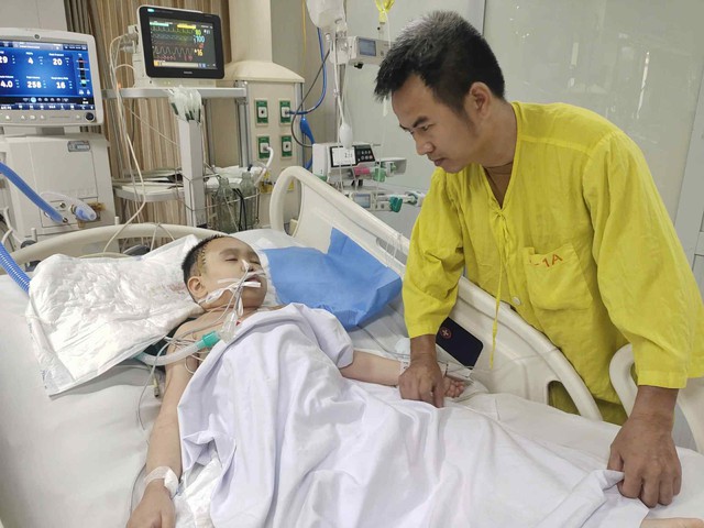 MS 1043: Xót thương hoàn cảnh bé gái mắc bệnh u não cần sự hỗ trợ từ cộng đồng - Ảnh 3. MS 1043: Xót thương hoàn cảnh bé gái mắc bệnh u não cần sự hỗ trợ từ cộng đồng - Ảnh 3.