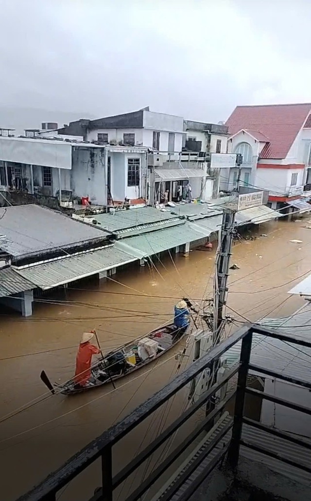 Lũ lịch sử 'nhấn chìm' nhiều nơi ở Huế, Đà Nẵng, cảnh báo lũ quét và sạt lở đất 6 tỉnh - Ảnh 10. Lũ lịch sử 'nhấn chìm' nhiều nơi ở Huế, Đà Nẵng, cảnh báo lũ quét và sạt lở đất 6 tỉnh - Ảnh 10.